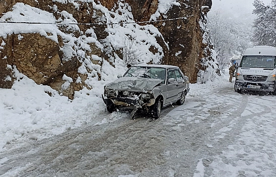 Trafik Kazası: 3 Yaralı