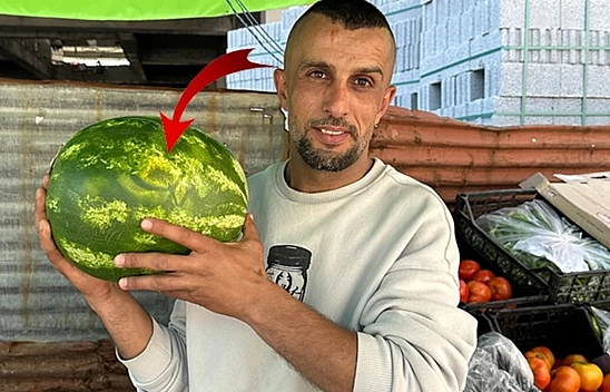 Tüm Teklifleri Elinin Tersiyle İtti Karpuzun Üzerinde Yazan Yazıya Bakınca Manava Hak Veriyorlar