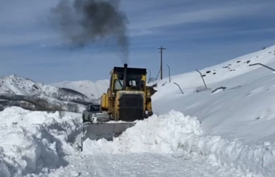 Tunceli'de kardan kapanan köy yolunu açmak için çalışmalar sürüyor