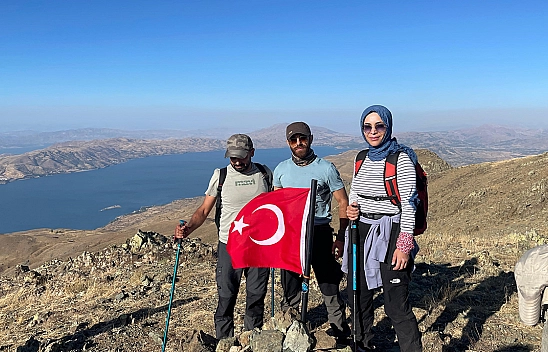Türk Bayrağı Hazarbaba Dağı zirvesinde dalgalandı