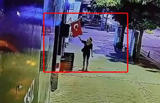 Türk bayrağını çakmakla ateşe verdi: Savunması pes dedirtti