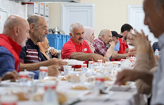 Türk Kızılay'dan huzurevi sakinlerine anlamlı ağırlama