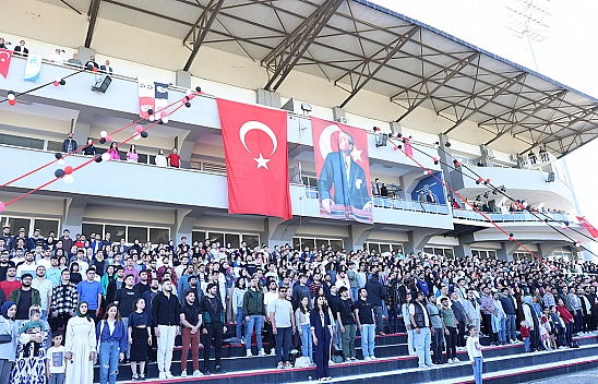 Üniversite Öğrencileri Hipodromda Mini Konser Verdi