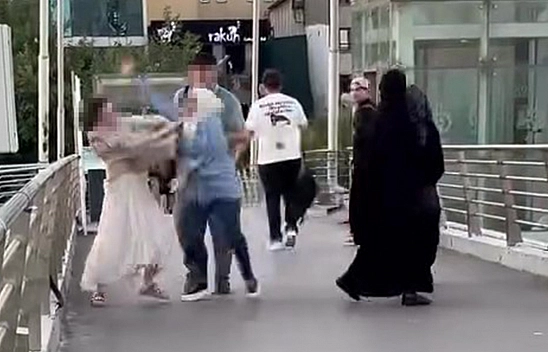 Üst geçitte kadın dehşeti: Saçından tutup yerde sürükledi