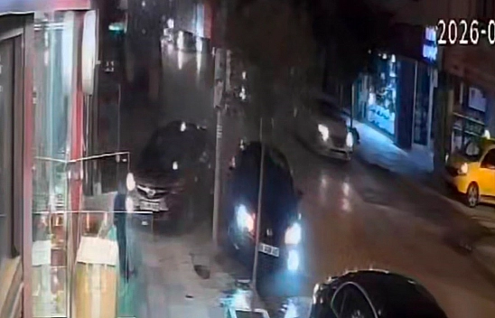 Vali Fahri Bey Caddesi'nde Kaza: Araçlar Direğe Çarptı