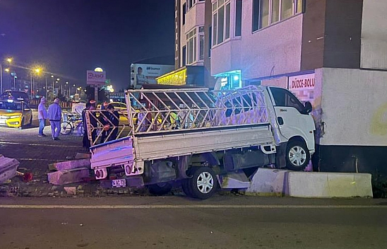 Virajı Alamayan Kamyonet Dükkanlara Daldı