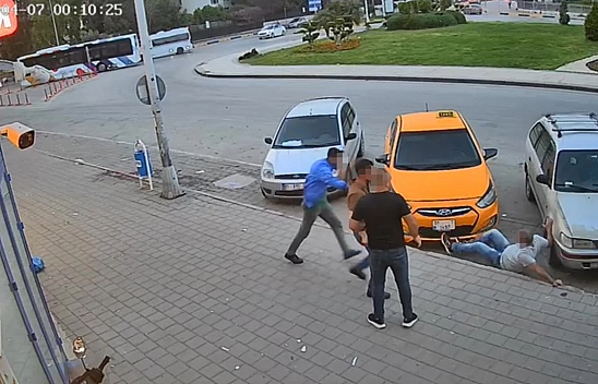 'Yan Baktı' Diye Darp Edip Kaçtılar