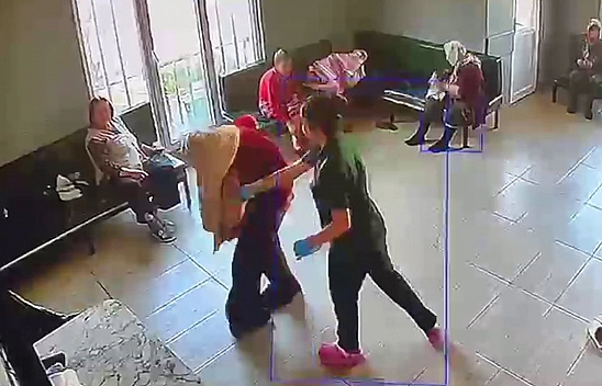 Yaşlı bakım merkezinde skandal görüntüler: Hastaya şiddet ve tükürme kamerada
