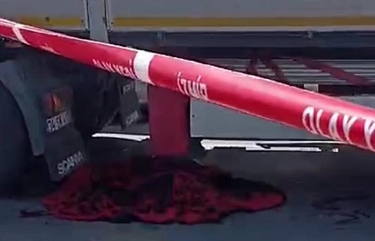 Yaşlı Kadın Tırın Altında Kalarak Can Verdi... Feci Kaza Kamerada