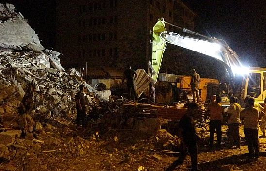 Yıkılmadı, Çöktü! Operatör Son Anda Kurtuldu