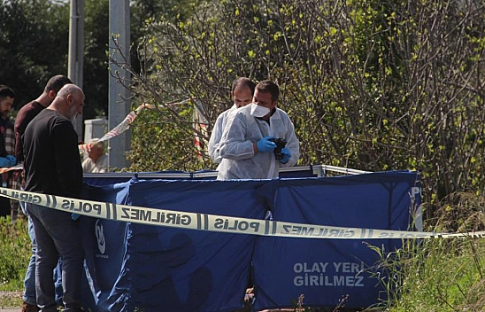 Yol Kenarında Kadın Cesedi Bulundu