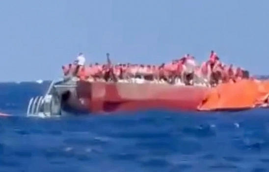Yolcu gemisi alabora oldu: 279 kişi için kurtarma ekipleri seferber oldu