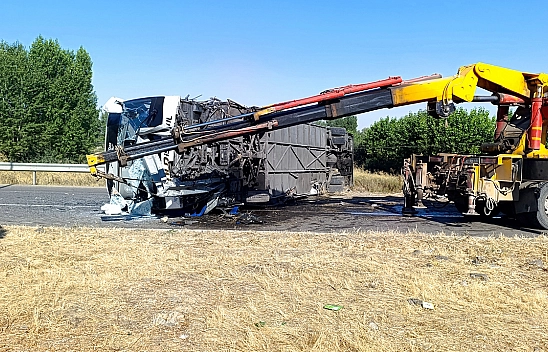 Yolcu otobüsü devrildi: 22 yaralı