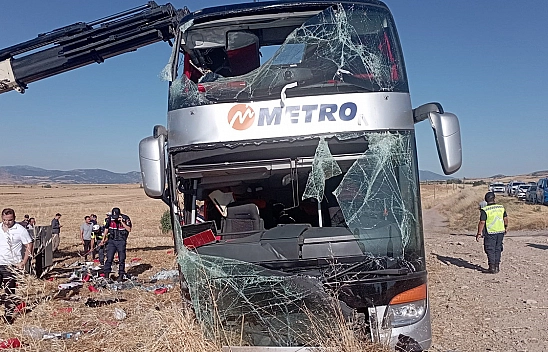 Yolcu otobüsü devrildi: 46 yaralı
