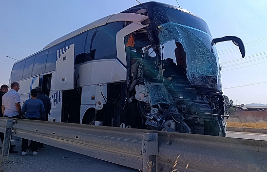 Yolcu otobüsü kamyonete çarptı: 1 ölü, 15 yaralı