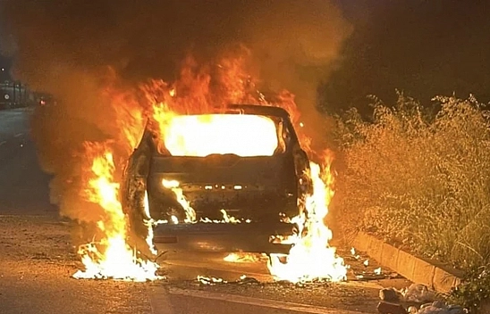 Yolculuğu kabusa döndü: Yanan otomobilde altın aradı