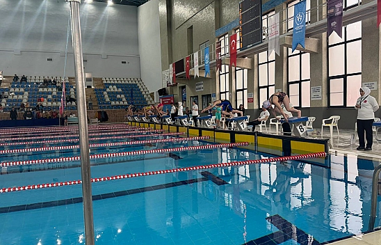 Yüzücüler Elazığ'da yarıştılar