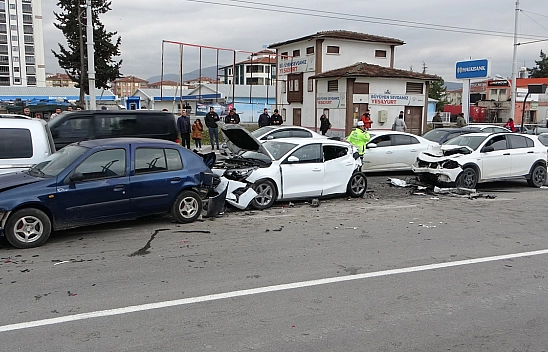Zincirleme Kazada Can Pazarı: 1'i Ağır 5 Yaralı