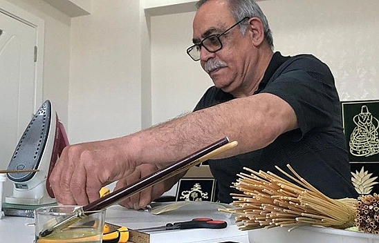 Görenler, ekin sapı olduğuna inanamıyor, sapı sanata dönüştürüyor