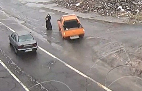 Kaza anları kamerada, yol kenarındaki kadın son anda kurtuldu