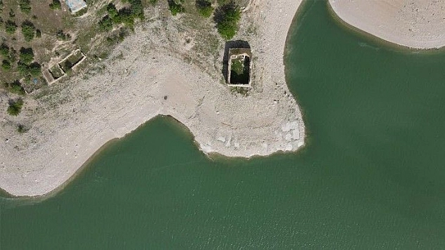 Sülar çekildi, tarihi kilise gün yüzüne çıktı