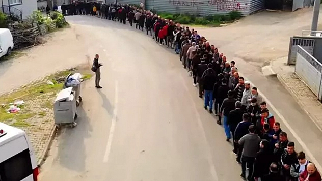 1 kilometrelik bayramlaşma kuyruğu