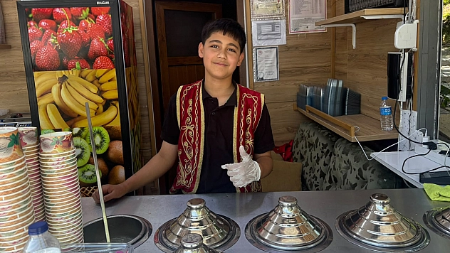 15 yaşında usta oldu, Maraş'tan gelip dondurmasını Harput'a taşıdı