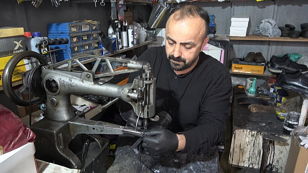 15 yıldır ayakkabı tamir ederek ailesini geçindiriyor