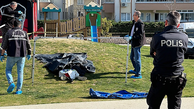 19 Yaşındaki Genç, Parkta Ölü Bulundu