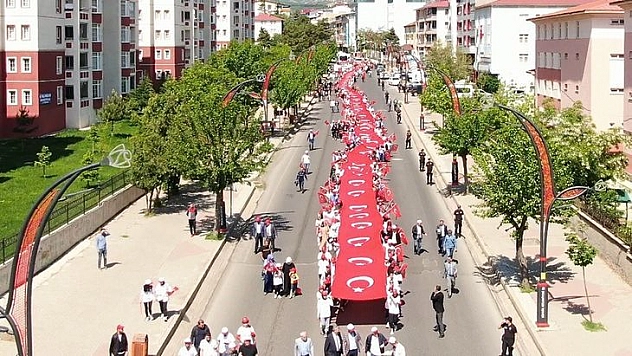 200 Metrelik Türk Bayrağıyla Yürüdüler