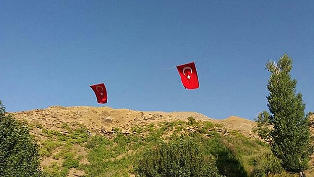 VADİYE TÜRK BAYRAĞI ASILDI