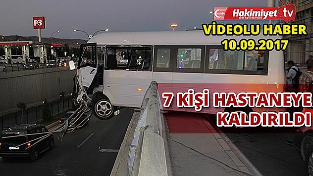 MİNİBÜS KORKULUKLARDA ASILI KALDI