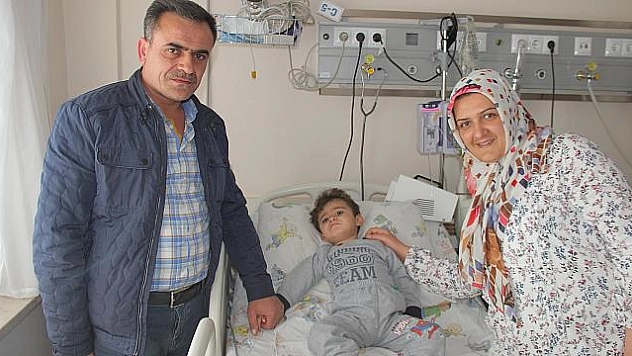 HAVUZA DÜŞEN VE KALBİ İKİ KEZ DURAN MİNİK MUSTAFA, KALP MASAJIYLA HAYATTA KALDI