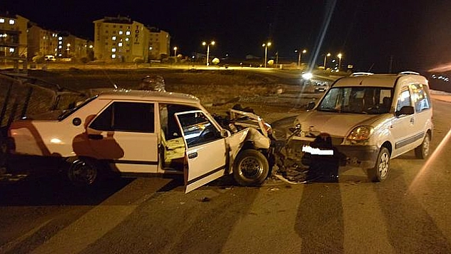 2 ARAÇ ÇARPIŞTI : 3 YARALI