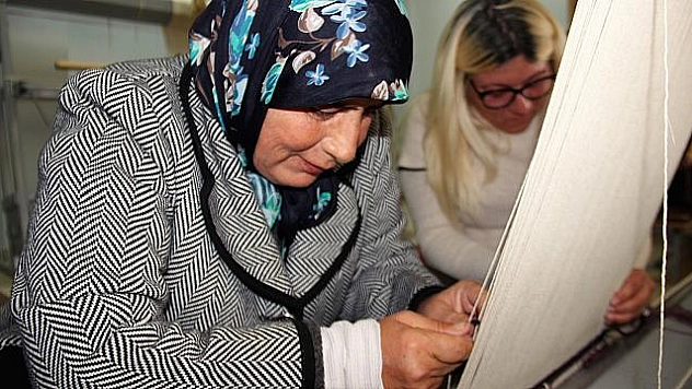 HASTALAR HALI KURSU İLE HEM MESLEK ÖĞRENİYOR, HEM TERAPİ GÖRÜYOR