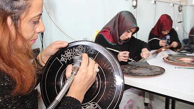 ÖRNEK KADINLAR HEM EVLERİNE, HEM EĞİTİME DESTEK OLUYOR