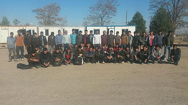 UYANIK 66 GÖÇMEN JANDARMAYA TAKILDI