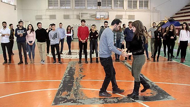 HAFTA İÇİ ŞİFA DAĞITIYOR HAFTA SONU TANGO ÖĞRETİYOR