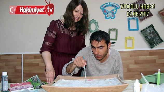 ENGELLERİNİ SANATLA AŞIYORLAR