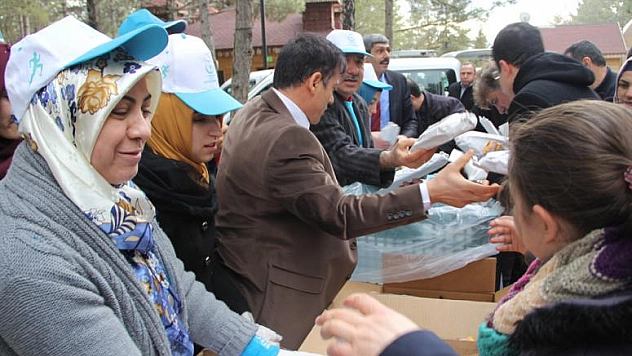 SAĞLIKLI YAŞAMA DİKKAT ÇEKMEK İÇİN BALIK EKMEK DAĞITILDI