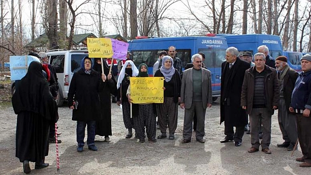 KÖYLÜLERDEN 'TAVUK ÇİFTLİĞİ' EYLEMİ