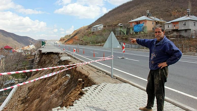 İSTİNAT DUVARI ÇÖKTÜ, KÖYLÜ EVİNİ TERK ETTİ