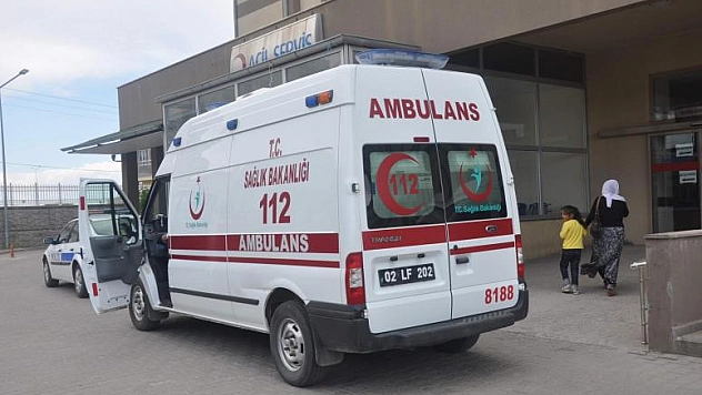 3 ÖĞRENCİ YEDİKLERİ YİYECEKLERDEN ZEHİRLENDİ