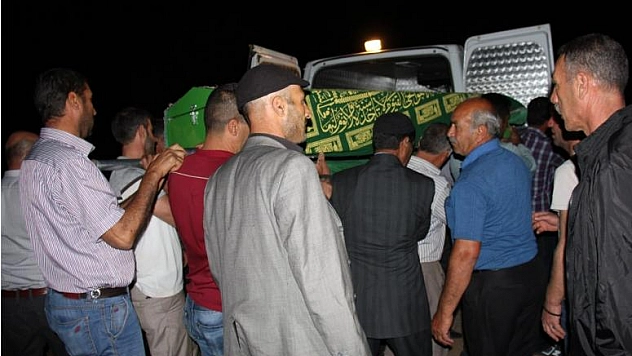 EŞİ TARAFINDAN ÖLDÜRÜLEN KADIN VE ÇOCUKLARI YAN YANA DEFNEDİLDİ