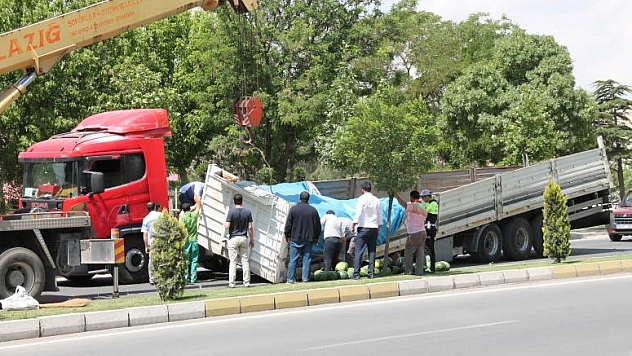 ELAZIĞ'DA TIR'IN DORSESİ YOLA DEVRİLDİ