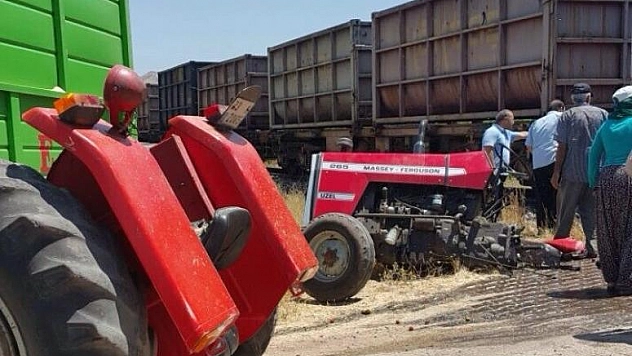 TRENİN ÇARPTIĞI TRAKTÖR İKİYE BÖLÜNDÜ: 1 YARALI