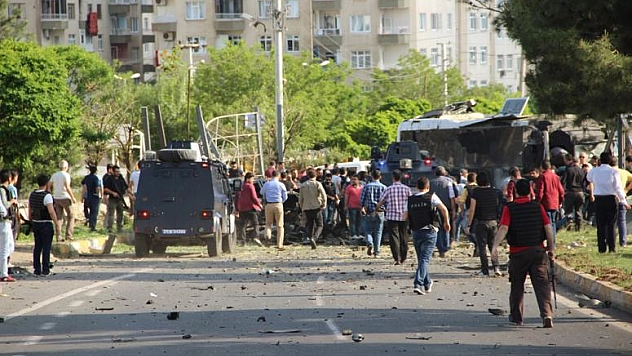 DİYARBAKIR-ELAZIĞ KARAYOLUNDA BOMBA YÜKLÜ ARAÇLA SALDIRI:12 YARALI 
