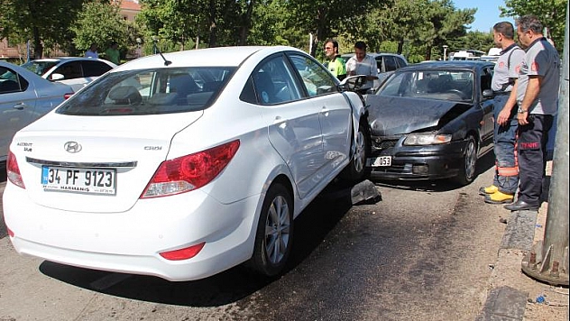 İKİ OTOMOBİL ÇARPIŞTI:4 YARALI
