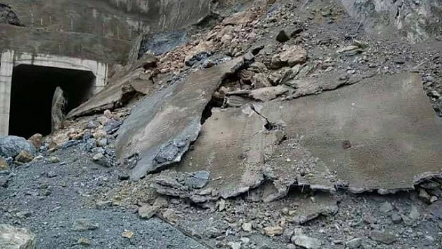 DEMİR YOLUNA HEYELAN DÜŞTÜ