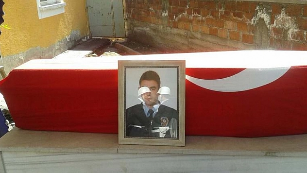 27 YAŞINDAKİ POLİS KANSERE YENİK DÜŞTÜ